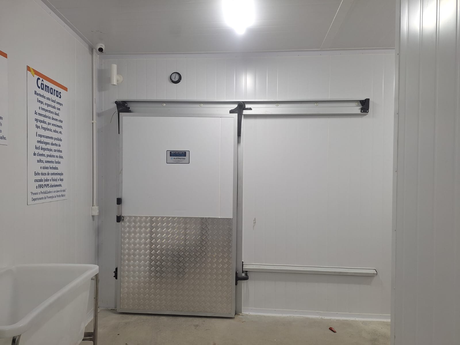 Câmara fria com porta de correr